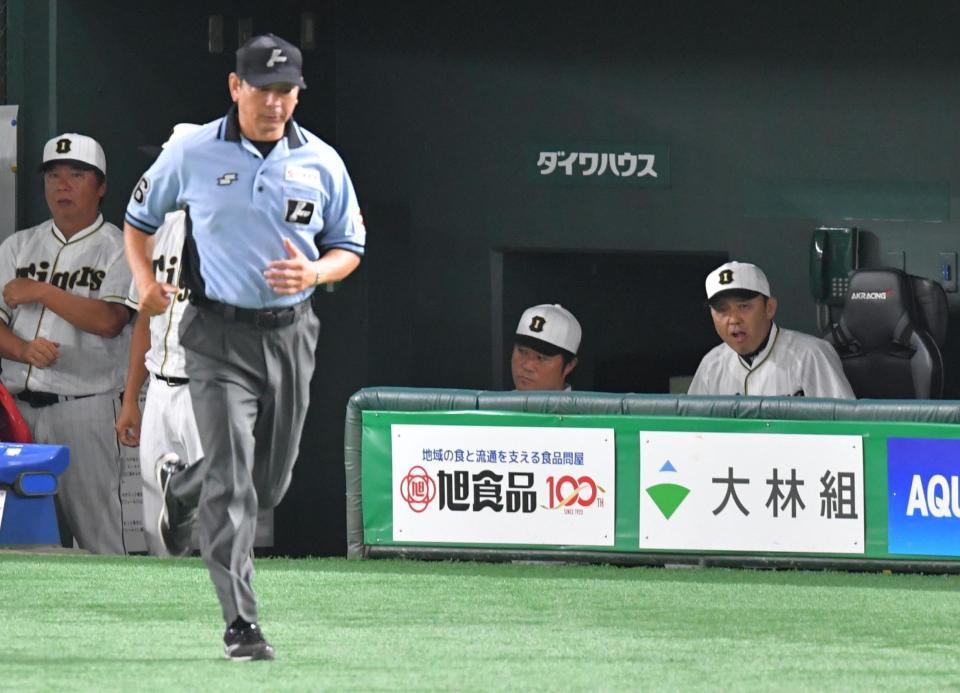 　８回、リクエストが成功し、ベンチで声を上げる岡田監督（右）＝撮影・西岡正