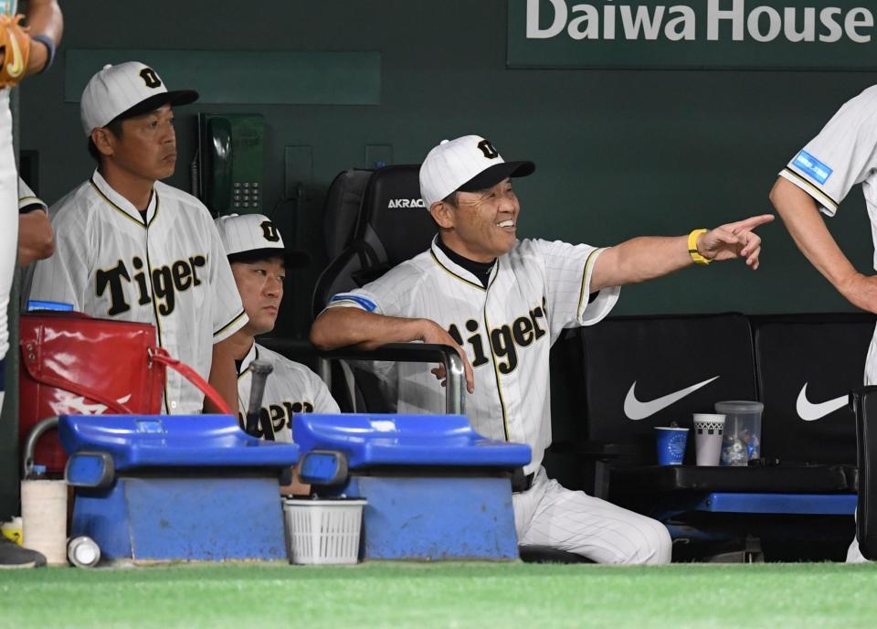 　８回、リクエスト後、ビジョンのリプレー映像を笑顔で指さす岡田監督（撮影・棚橋慶太）