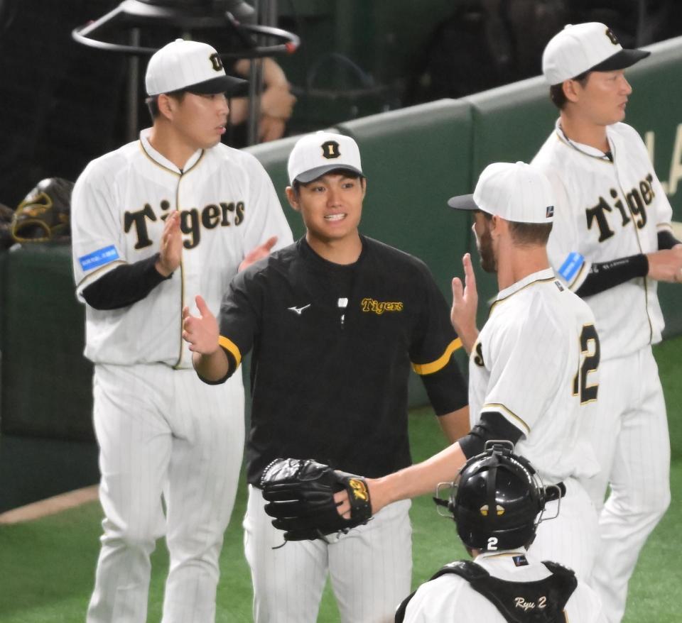　８回、好リリーフを見せたＫ・ケラー（右）を迎える西純（撮影・堀内翔）