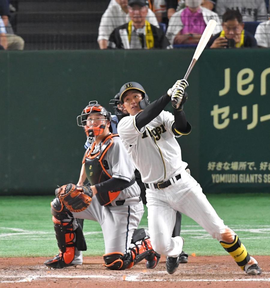 　８回、右中間に２ランを放つ森下（撮影・西岡正）