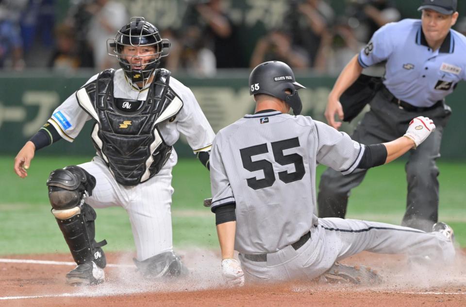 　８回、岡本和の適時二塁打で本塁を突くもタッチアウトになる秋広。左は捕手・梅野（撮影・立川洋一郎）
