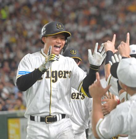 　８回表、右中間スタンドへ２ランを放ち、ナインの祝福に笑顔を見せる森下