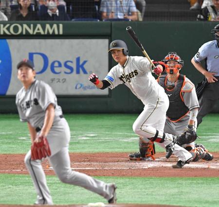 　３回、菅野から中前適時打を放つ西純