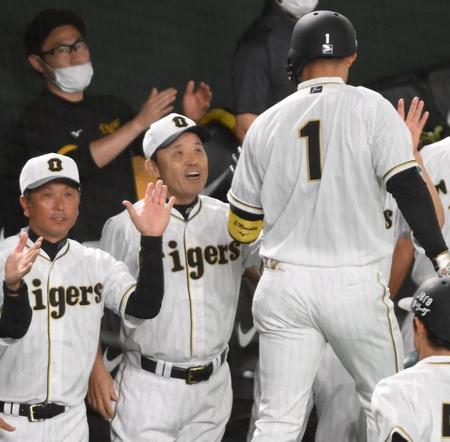 　８回、２ランを放った森下（右）を迎える岡田監督（撮影・堀内翔）