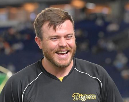 　談笑するビーズリー（撮影・立川洋一郎）