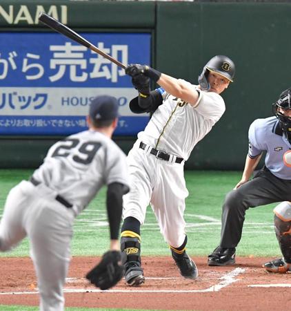 　２回、右中間に二塁打を放つ佐藤輝（撮影・西岡正）