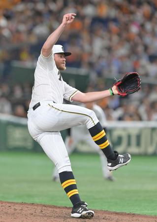 　巨人打線を相手に力投する先発のビーズリー（撮影・立川洋一郎）