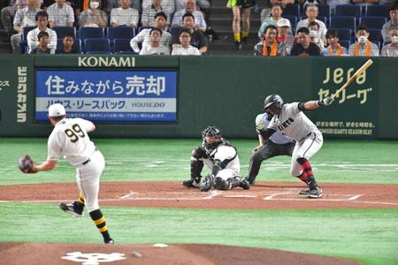 　ブリンソンから三振を奪うビーズリー（撮影・西岡正）