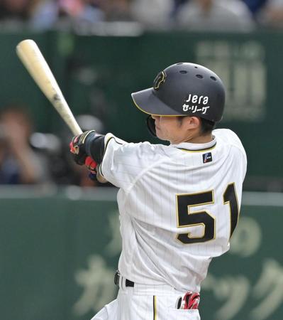 　８回、右翼スタンドへ同点ソロを放つ中野（撮影・立川洋一郎）