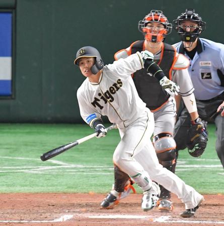 　１１回、梅野のセンターゴロで阪神が勝ち越し成功（撮影・西岡正）