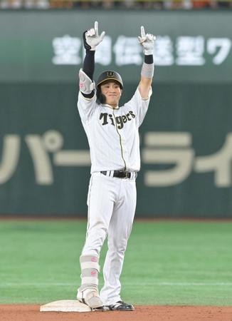 　１１回、２点適時二塁打を放ち塁上でポーズする木浪（撮影・立川洋一郎）