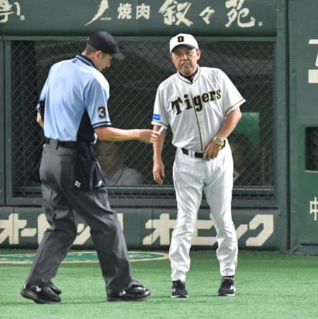 　６回、投手交代を告げる岡田監督（撮影・西岡正）