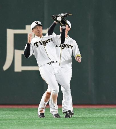 　７回、ブリンソンの打球を落球する島田。右は近本（撮影・棚橋慶太）