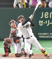 　８回、右中間に２ランを放つ森下