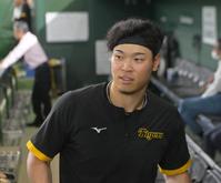 　練習を終えてベンチへ引き揚げる佐藤輝（撮影・立川洋一郎）