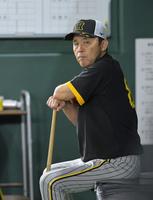 　ベンチで練習を見守る岡田監督（撮影・立川洋一郎）