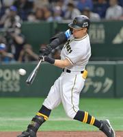 　２回、右中間へ二塁打を放つ佐藤輝（撮影・立川洋一郎）
