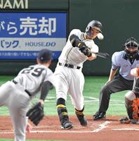 　２回、右中間に二塁打を放つ佐藤輝（撮影・西岡正）