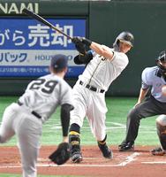 　２回、右中間に二塁打を放つ佐藤輝（撮影・西岡正）