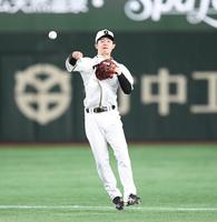 　１回、一塁へジャンプしながら送球する中野（撮影・棚橋慶太）