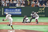 　ブリンソンから三振を奪うビーズリー（撮影・西岡正）