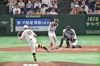 　中山から三振を奪うビーズリー（撮影・西岡正）