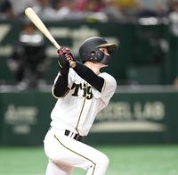 　８回、ソロを放つ中野（撮影・棚橋慶太）