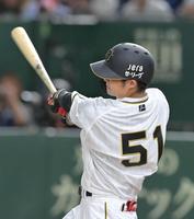 　８回、右翼スタンドへ同点ソロを放つ中野（撮影・立川洋一郎）