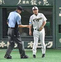 　６回、投手交代を告げる岡田監督（撮影・西岡正）
