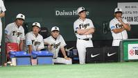 　７回、島田の落球にベンチで厳しい表情の岡田監督（左から３人目）＝撮影・棚橋慶太