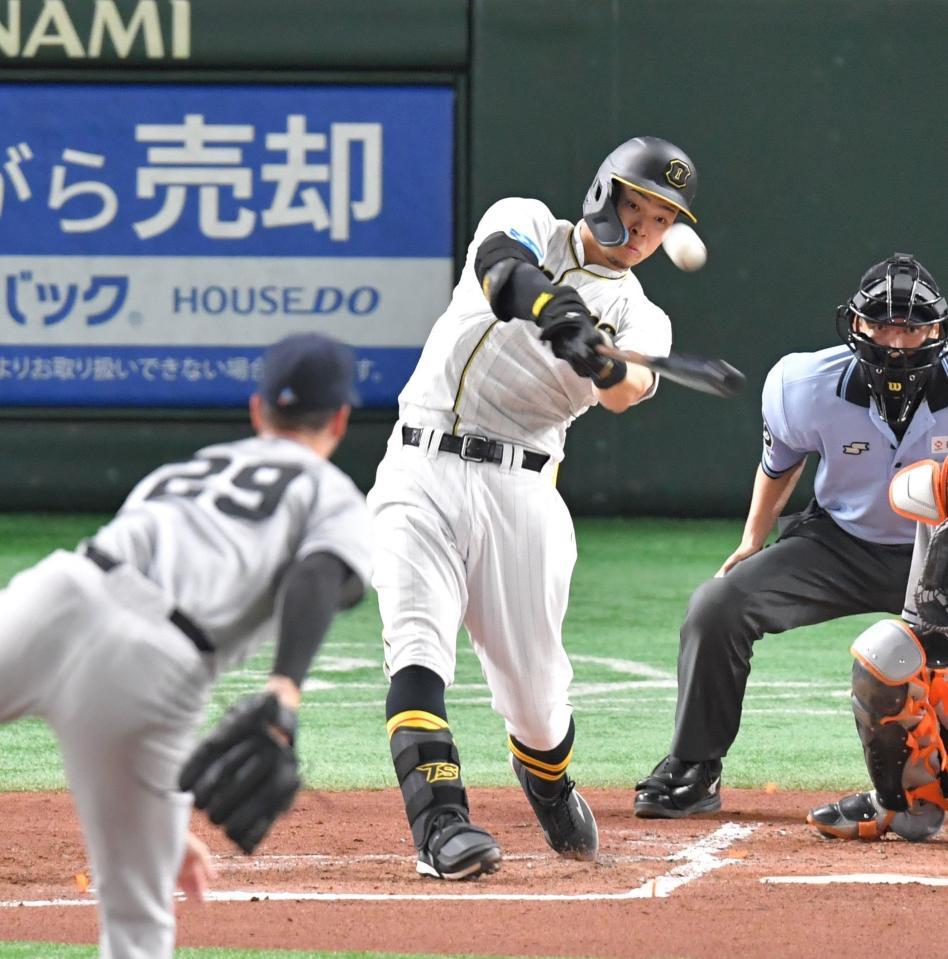 　２回、右中間に二塁打を放つ佐藤輝（撮影・西岡正）