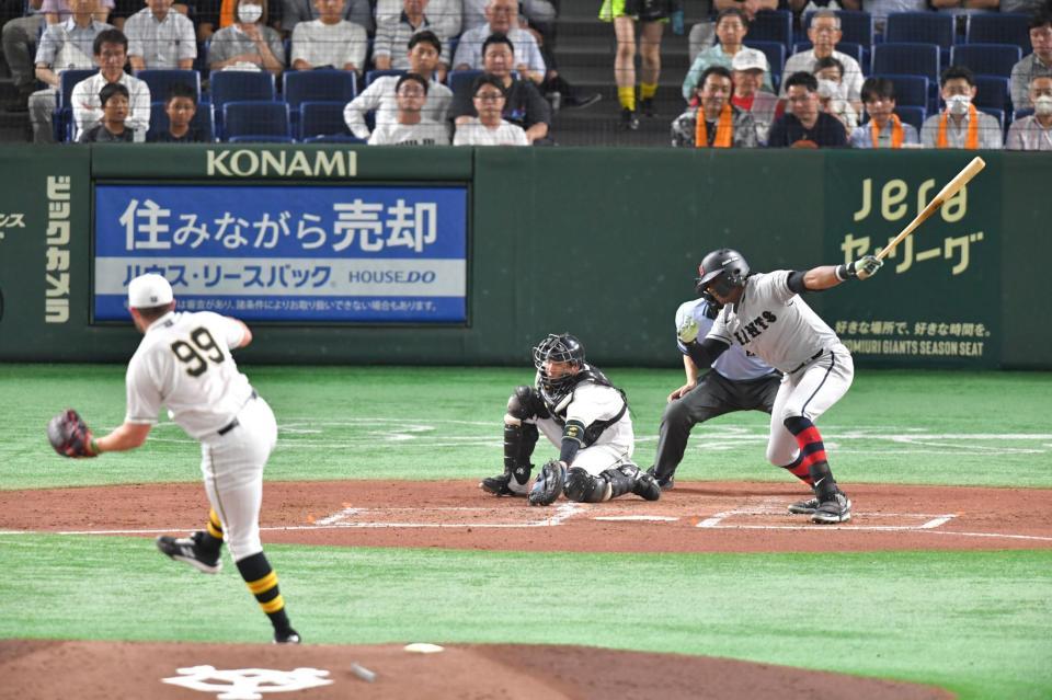 　ブリンソンから三振を奪うビーズリー（撮影・西岡正）