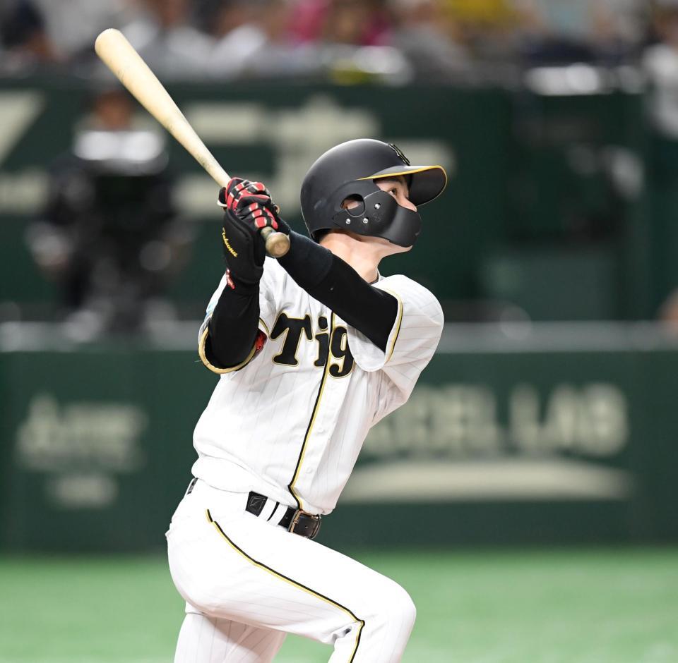 　８回、ソロを放つ中野（撮影・棚橋慶太）