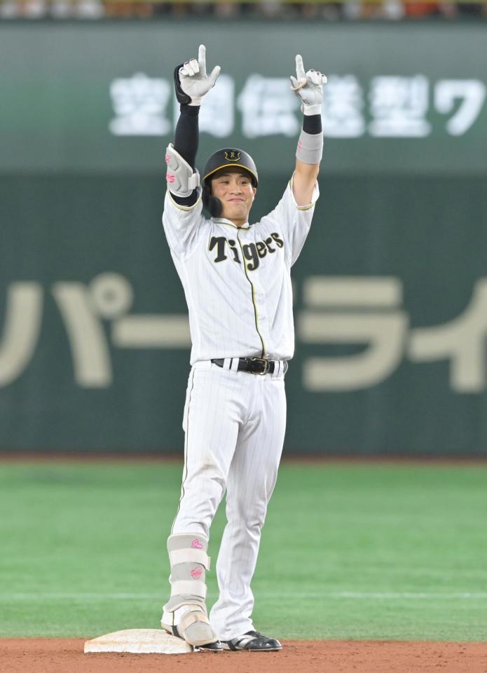 　１１回、２点適時二塁打を放ち塁上でポーズする木浪（撮影・立川洋一郎）