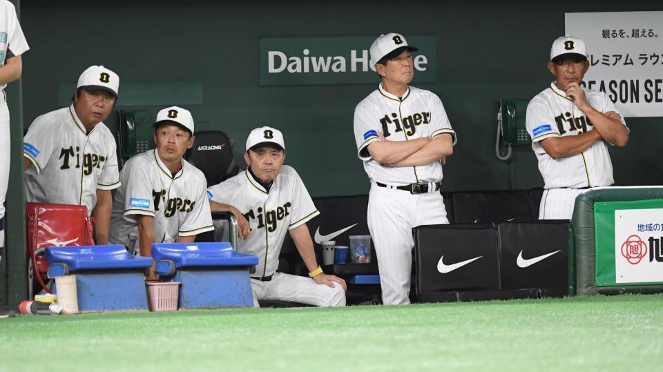 　７回、島田の落球にベンチで厳しい表情の岡田監督（左から３人目）＝撮影・棚橋慶太