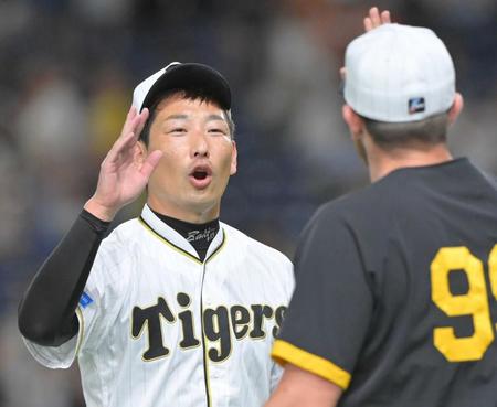 　ビーズリー（右）と勝利のタッチを交わす岩崎