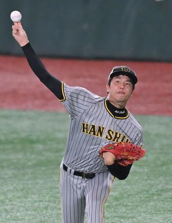 　キャッチボールで登板に備える才木（撮影・西岡正）