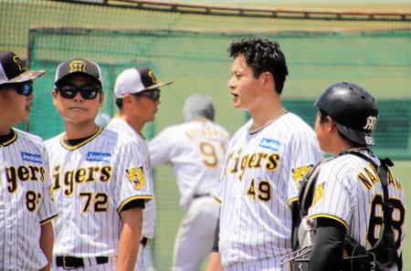 　シート打撃登板後に福原２軍投手コーチ（左）と言葉を交わす大竹（右から２人目）