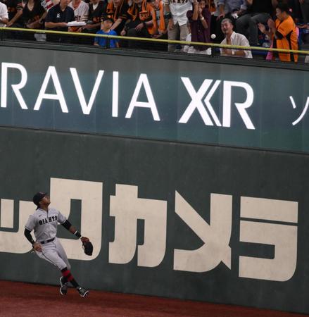 　７回、ノイジーの打球は右中間フェンス上部に当たり二塁打となる（撮影・堀内翔）