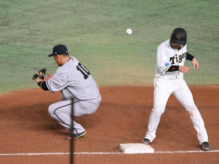 　７回、戸郷の牽制球を一塁手の中田翔が捕れずに同点となる（撮影・堀内翔）