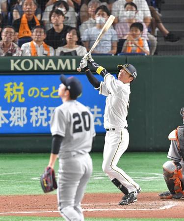 　７回、右越えに勝ち越し２ランを放つ近本（撮影・西岡正）