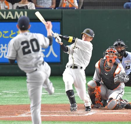 　７回、右越え２ランを放つ近本（撮影・西岡正）