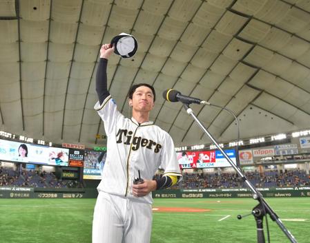 　ヒーローインタビューを終えて、スタンドのファンに手を振る近本（撮影・立川洋一郎）