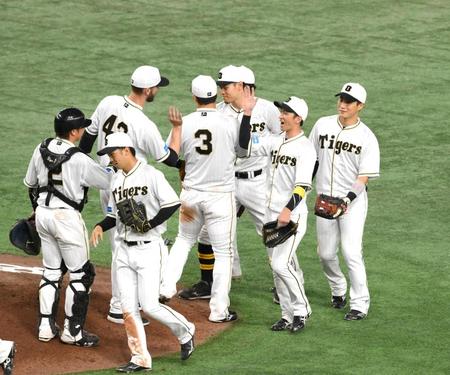 　９回、勝利を決めてタッチを交わす近本（右から２人目）ら阪神ナイン（撮影・堀内翔）
