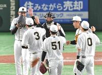 　接戦を制し、ナインとタッチを交わす梅野