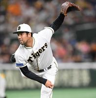 　延長１０回、力投する加治屋