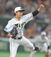 　８回裏に登板し１回無失点に抑えた島本