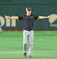 　ウオーミングアップをする佐藤輝（撮影・立川洋一郎）