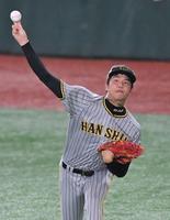 　キャッチボールで登板に備える才木（撮影・西岡正）