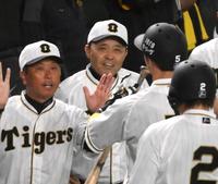 　７回、勝ち越しの２ランを放った近本を迎える岡田監督（中央）＝撮影・堀内翔